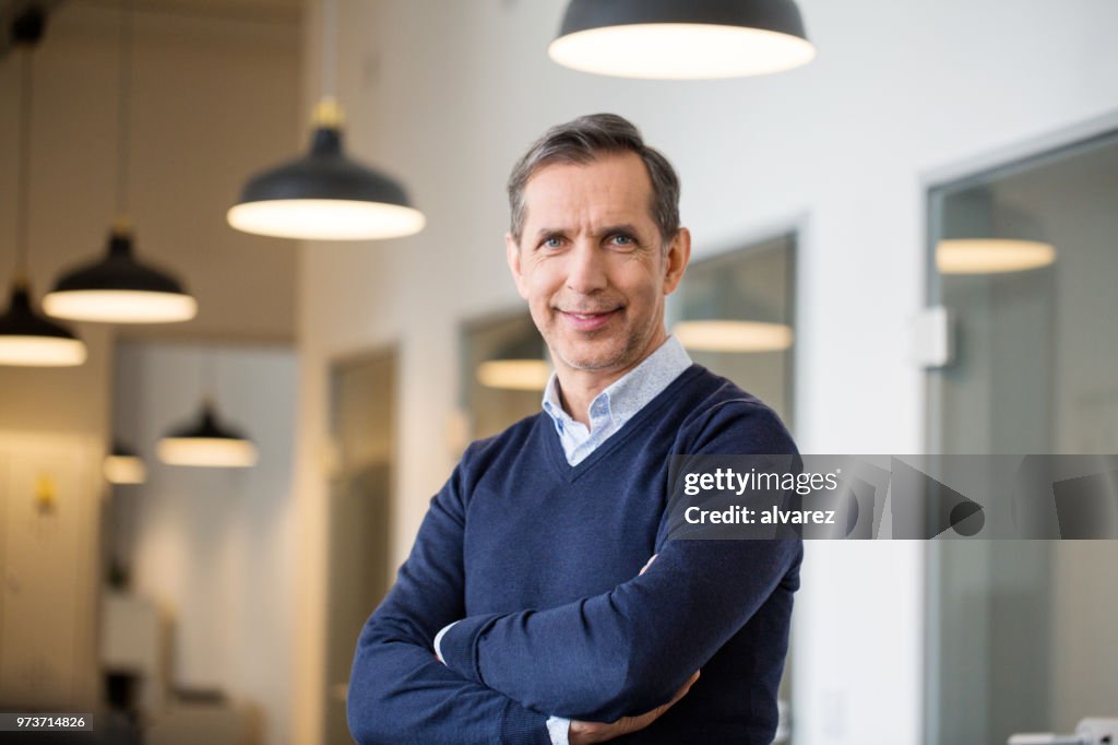 Vertrouwen rijpe zakenman in kantoor