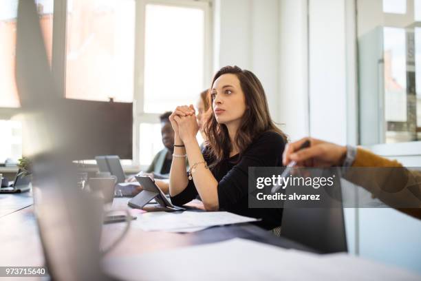 geschäftsfrau in einer besprechung diskussionen anhören - bildtechnik stock-fotos und bilder