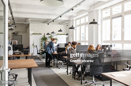 Geschäftsleute in moderne Büroflächen Geschäftsleute in moderne Büroflächen