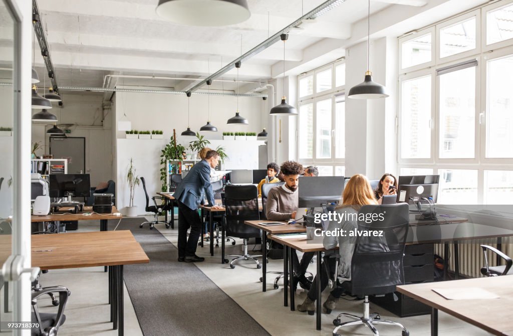 Gente de negocios trabajando en espacios de oficina modernos