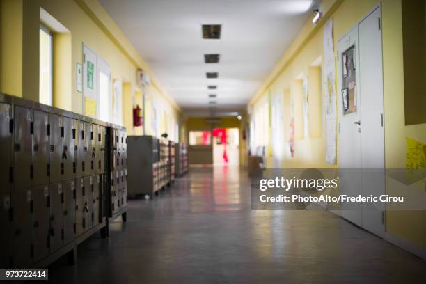 empty school corridor - corridor stockfoto's en -beelden