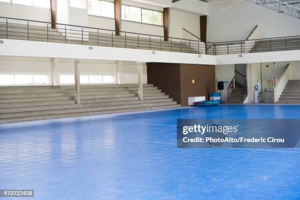 empty school gymnasium - turnhalle stock-fotos und bilder