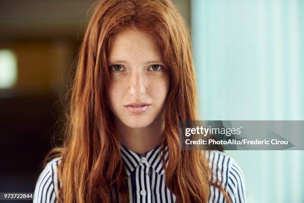 young woman, portrait - froncer les sourcils photos et images de collection