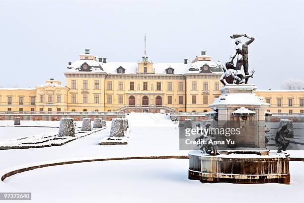 drottningholm palace (sweden) in winter - the stockholm palace fotografías e imágenes de stock