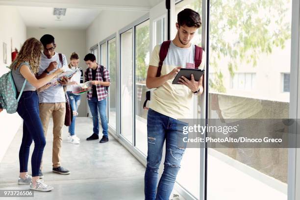 students hanging out in school corridor - 18 19 años fotografías e imágenes de stock