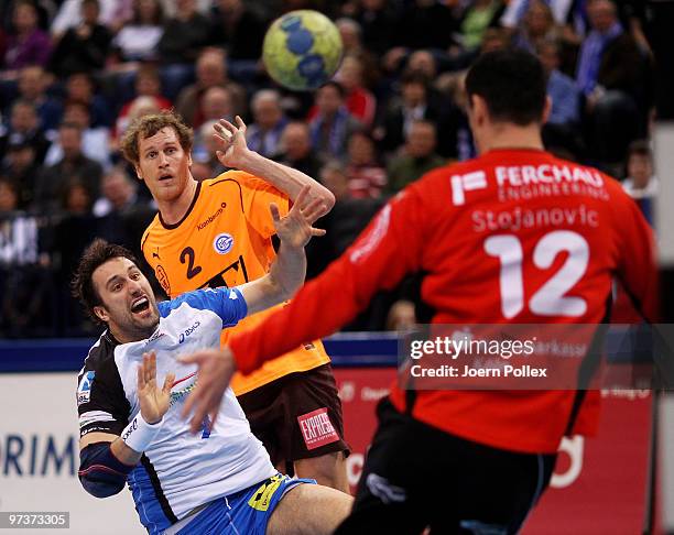 Igor Vori of Hamburg and Geoffroy Krantz and Goran Stojanovic of Gummersbach compete for the ball during the Bundesliga match between HSV Hamburg and...