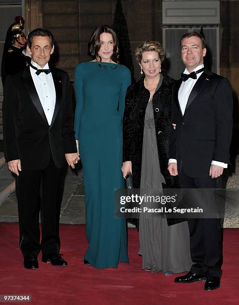 French President Nicolas Sarkozy, Carla Bruni-Sarkozy, Svetlana Medvedeva and Russian President Dmitry Medvedev pose as they arrive to attend a state...