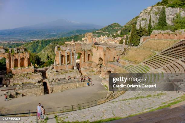 teatro antico di taormina (sicilia, italia) - teatro all'aperto foto e immagini stock