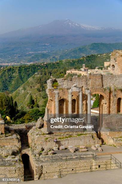 oude theater van taormina (sicilië, italië) - klassiek theater stockfoto's en -beelden