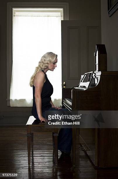 Country singer Mindy McCready poses at a portrait session for Entertainment Weekly Magazine in September, 2009 in Nashville. PUBLISHED IMAGE.