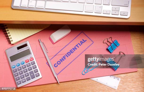 confidential file in office desk - confidential englischer begriff stock-fotos und bilder