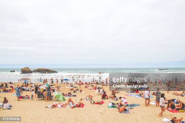full beach - july 2017 stockfoto's en -beelden