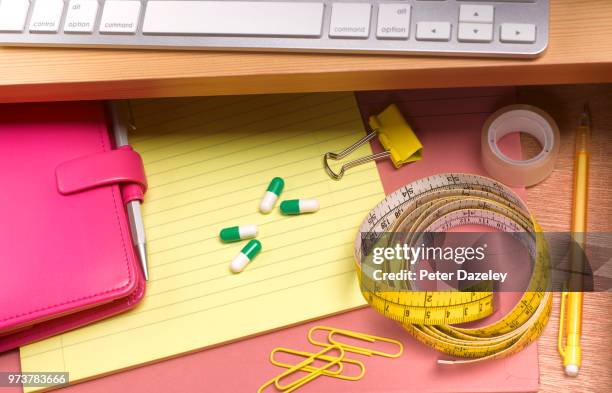 weight loss pills in office desk - anorexie nerveuse photos et images de collection