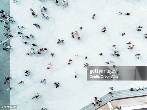 hoge hoekmening van mensen op straat - aerial people stockfoto's en -beelden