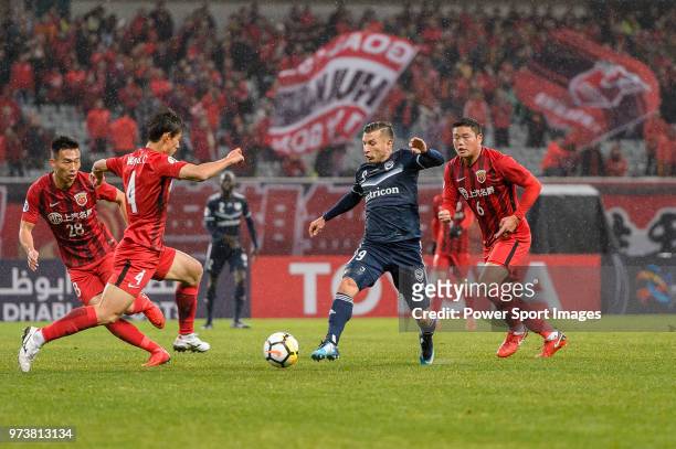 Melbourne Midfielder Kosta Barbarouses fights for the ball with Shanghai FC Defender Wang Shenchao during the AFC Champions League Group F match...
