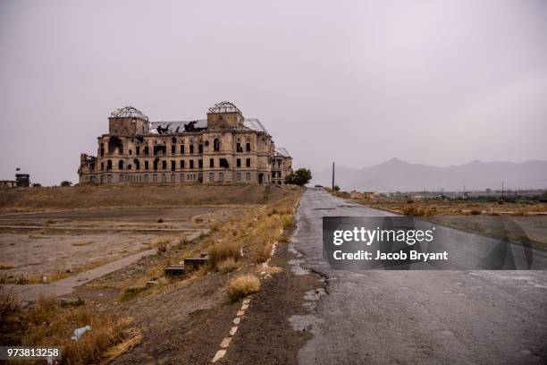 darul aman palace - afghanistan war stockfoto's en -beelden