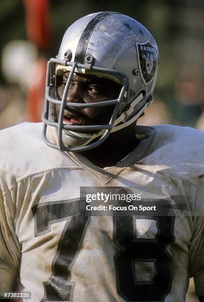 Offensive tackle Art Shell of the Oakland Raiders in action circa 1970's during an NFL football game. Shell played for the Raiders from 1968-82.