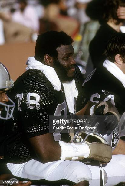 S: Offensive tackle Art Shell of the Oakland Raiders watches the action from the bench circa 1970's during an NFL football game at the Oakland...