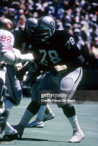 S: Offensive tackle Art Shell of the Oakland Raiders in action backs up to blocks defensive end Cedrick Hardman of the San Francisco 49ers circa...