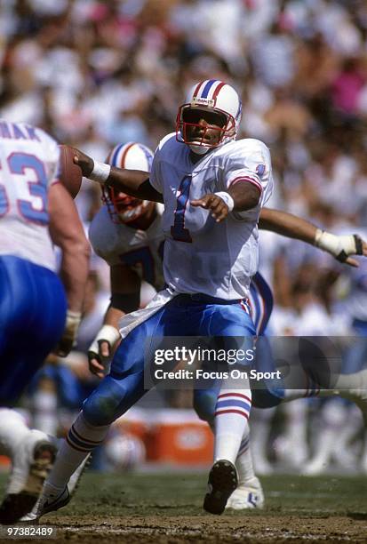 Quarterback Warren Moon of the Houston Oilers drops back to pass during a mid circa 1980's NFL football game. Moon played for the Oilers from 1984-93.