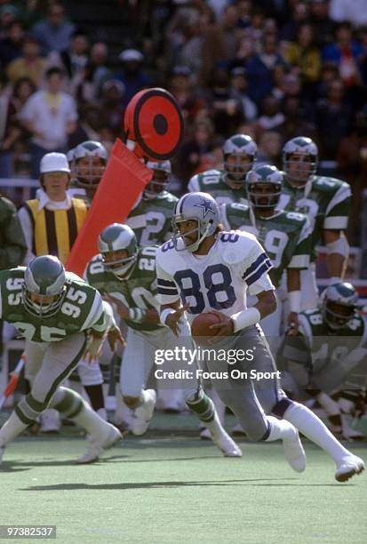 S: Wide Receiver Drew Pearson of the Dallas Cowboys in action against the Philadelphia Eagles circa 1980's during an NFL football game at Veterans...