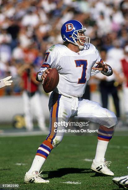 Quarterback John Elway of the Denver Broncos drops back to pass circa 1980's during an NFL football game. Elway played for the Broncos from 1983-98.