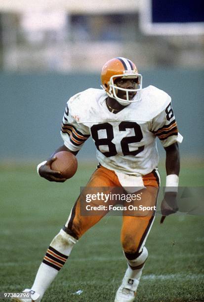 Tight End Ozzie Newsome of the Cleveland Browns in action runs with the ball during a circa 1980's NFL football game. Newsom played for the Browns...