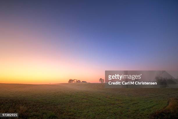 fog on the grass in the morning during sunrise - midwest usa stock-fotos und bilder
