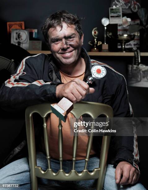 man with trophy - trophy shelf imagens e fotografias de stock