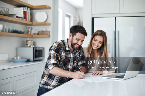 budgetierung ist ein kinderspiel, wenn es zusammen fertig ist - couple looking laptop stock-fotos und bilder