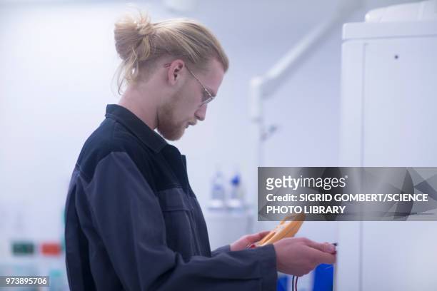 electrician working in a hospital - sigrid gombert photos et images de collection
