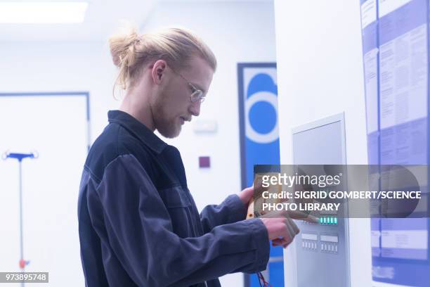 electrician working in a hospital - sigrid gombert fotografías e imágenes de stock