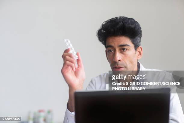 doctor with pills - sigrid gombert imagens e fotografias de stock