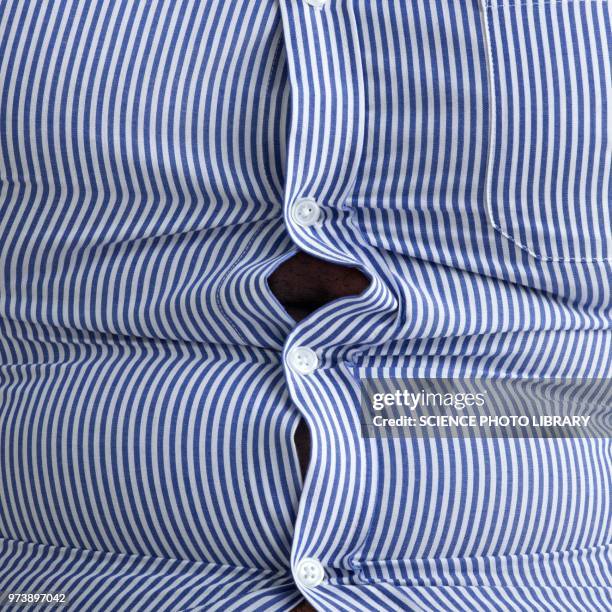 overweight man with bulging shirt buttons - male belly button 個照片及圖片檔