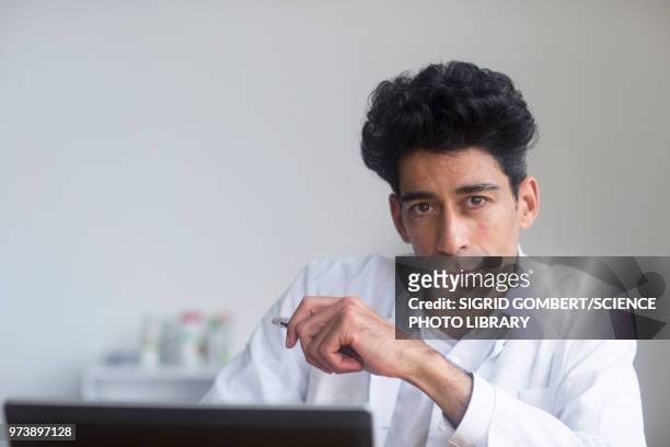 portrait of a male doctor - sigrid gombert imagens e fotografias de stock
