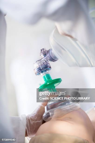doctor practising bag-valve-mask ventilation on dummy - befreiung atmen stock-fotos und bilder