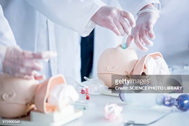 doctors practising infant intubation - befreiung atmen stock-fotos und bilder