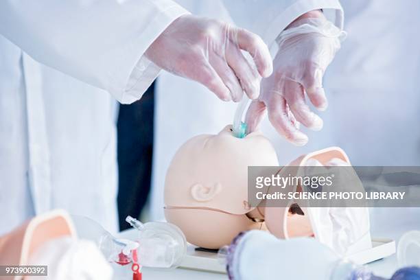doctors practising infant intubation - befreiung atmen stock-fotos und bilder