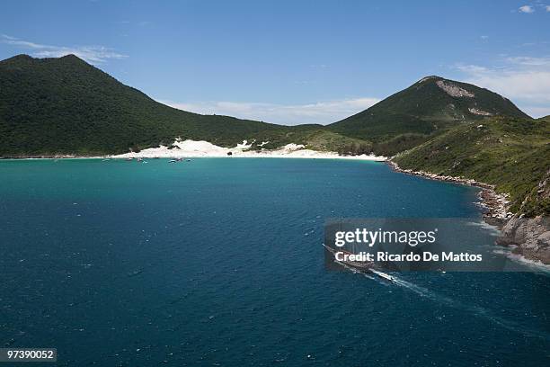 brazil, boat visiting farol island - arraial do cabo stockfoto's en -beelden