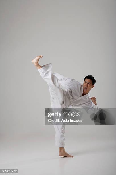 man kicking high in the air, martial arts - vechtkunst stockfoto's en -beelden