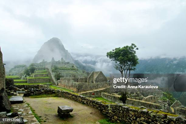 clouds over machu picchu incan ruins, peru - ruinas incas de machu picchu fotografías e imágenes de stock