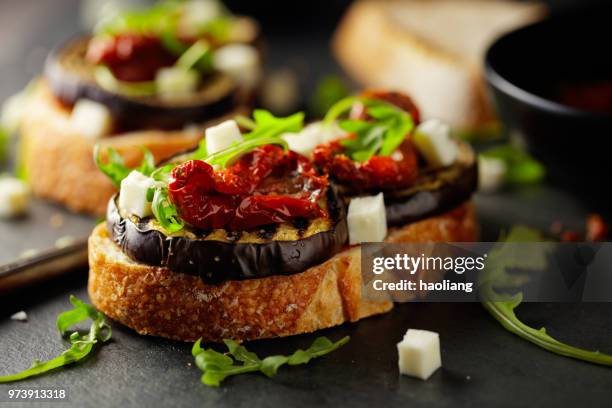 gesunde vegetarische bruschetta - bruschetta stock-fotos und bilder