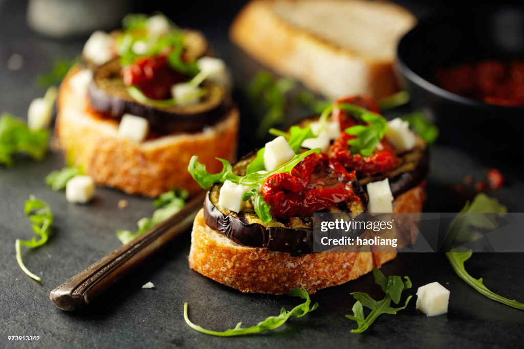 Gesunde vegetarische bruschetta