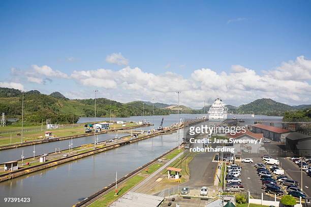 island princess cruise ship transiting miraflores locks, panama canal, panama, central america - panama canal cruise stockfoto's en -beelden