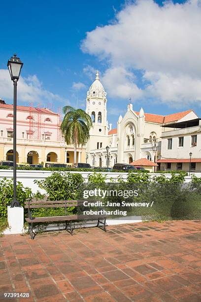 palacio de gobiewrno y justicia, national theatre and san francisco de asis church (iglesia de san francisco de asis), casco viejo, panama city, panama, central america - palacio de la justicia stock-fotos und bilder