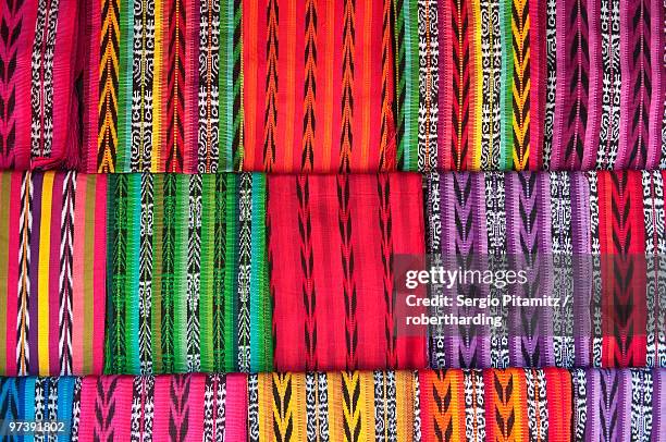 textiles at totonicapan market, guatemala, central america - totonicapan foto e immagini stock
