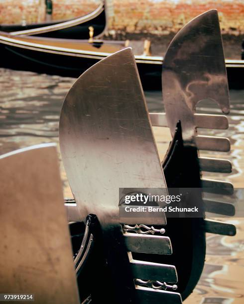 blades of gondolas in venice - bernd schunack imagens e fotografias de stock