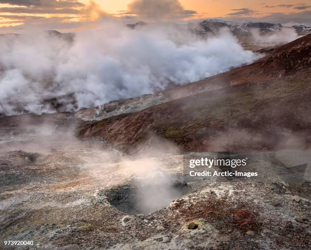 geothermal area, steaming boreholes, hellisheidi, iceland - geothermische centrale stockfoto's en -beelden