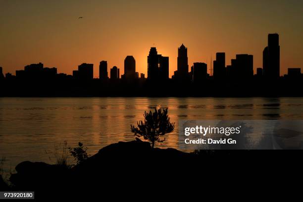 seattle skyline at sunrise from alki beach - alki david fotografías e imágenes de stock