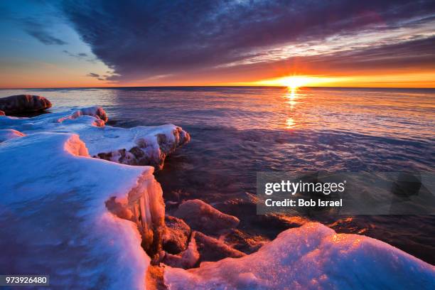 lake in winter at sunrise, milwaukee, wisconsin, usa - milwaukee wisconsin stock-fotos und bilder